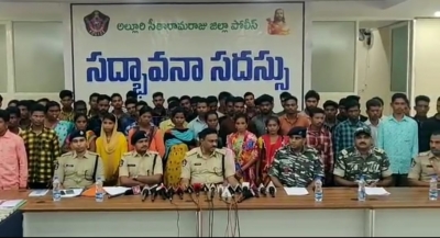  60 Maoists Surrender After Top Leader's Arrest In Andhra-TeluguStop.com