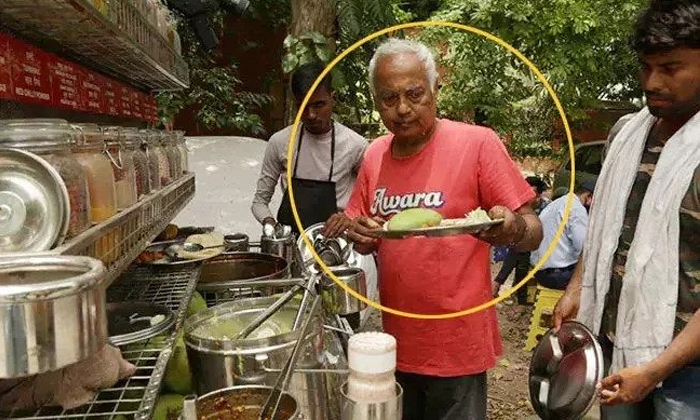  73 Years Old Delhi Matkaman Feeding Poor People While Fighting With Cancer Details, Cancer, People ,food Catering,services, Viral Latest, News Viral, Social Media, 73 Years Old Man, Delhi Matkaman, Feeding Poor People ,fighting With Cancer-క్యాన్సర్ తో పోరాడుతూనే.. రోజూ పేదల కడుపు నింపుతున్నాడు-General-Telugu-Telugu Tollywood Photo Image-TeluguStop.com