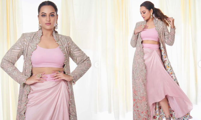Actress Sonakshi Sinha Spells Magic On Us With Her Beautiful Pictures-telugu Actress Hot Photos Actress Sonakshi Sinha Spells Magic On Us With Her Beautiful Pictures - Sonakshisinha Actresssonakshi High Resolution Photo