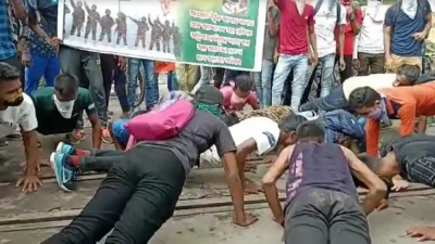  Anti-agnipath Protesters Do Push-ups On Railway Tracks In Bengal-TeluguStop.com