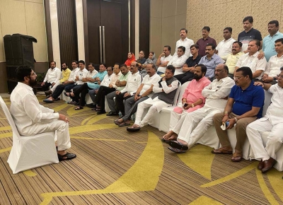  Guwahati: Rebel Sena Mlas Hold Meeting; Celebrate Legislator's B'day-TeluguStop.com