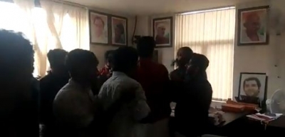  Rahul Gandhi's Wayanad Office Vandalised By Sfi, Congress Protests (lead)-TeluguStop.com