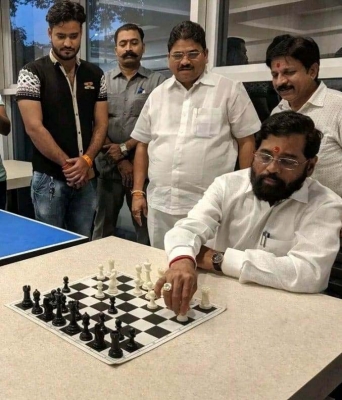  Rebel Sena Mlas Playing Indoor Games In Guwahati Hotel-TeluguStop.com