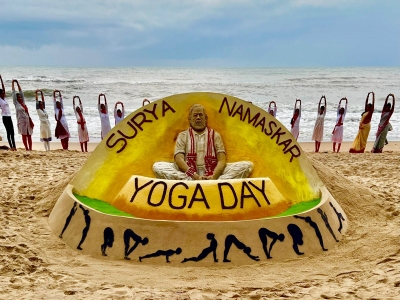  Sudarshan Pattnaik Creates Modi's Sand Sculpture On Yoga Day Eve-TeluguStop.com