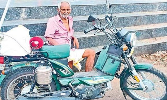  A Beggar Changed The Trend. He Is Begging On A Moped Begger, New Idea, Viral Latest, News Viral, Social Media -ట్రెండ్ మార్చిన బిచ్చగాడు.. మోపెడ్‌పై యాచిస్తున్నాడు-General-Telugu-Telugu Tollywood Photo Image-TeluguStop.com
