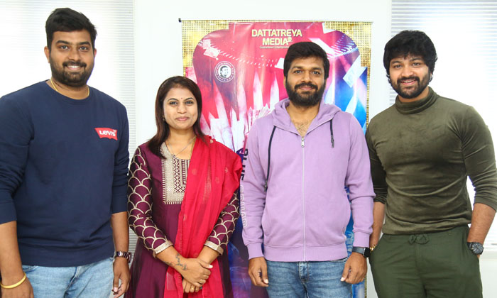  First Look Of ‘lucky Lakshman’ Unveiled! Anil Ravipudi Releases Poster Of Sohel’s Film-TeluguStop.com