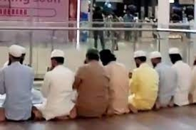  Controversy Over Namaz In Lulu Mall In Lucknow-TeluguStop.com