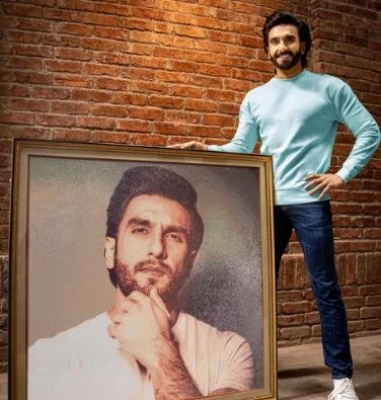  Fan Gifts 100,000 Crystal-studded Portrait To Ranveer Singh On His Birthday-TeluguStop.com