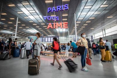  Half Of Passengers' Baggages Stuck At Paris Airport Due To Tech Failure-TeluguStop.com