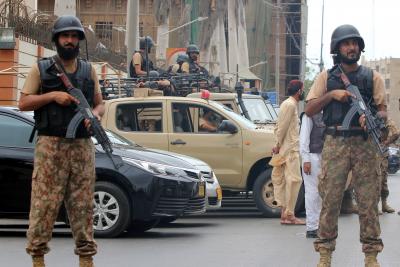  Karachi Police Detain 27 Cellphone Company Staff After Violent Protest Over Alleged Blasphemy-TeluguStop.com