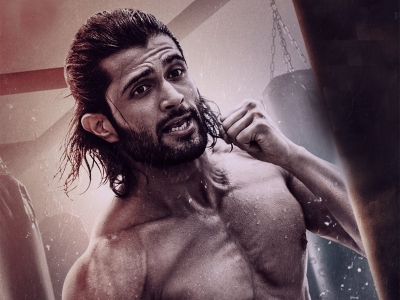  #sexiestposterever: Vijay Deverakonda's Bare Look In 'liger' Poster Trends On Twitter-TeluguStop.com