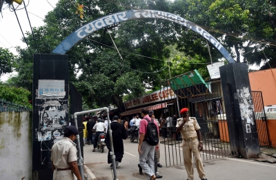  Three Policemen Injured After Bomb Goes Off At Patna Court-TeluguStop.com