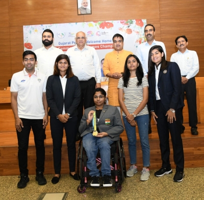  Gujarat Cm Honours Cwg Medallists From State-TeluguStop.com