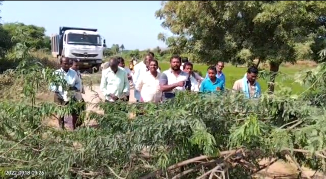 Farmers Blocking Soil Tippers-TeluguStop.com