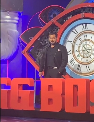  Salman Says He Hasn't Got Rs 1,000 Crore For 'bigg Boss 16'-TeluguStop.com