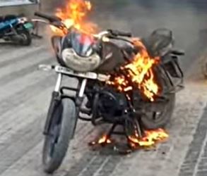  The Anger Of The Motorist On The Traffic Challan.. The Bike Was Set On Fire-TeluguStop.com