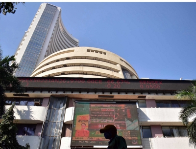  Sensex Touches Record High At 62,272; Nifty Nears 18,500-TeluguStop.com